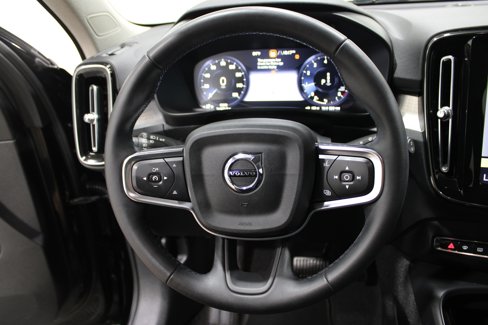 Used 2022 Volvo XC40 T4 Momentum image 7