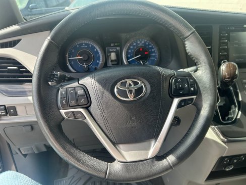 Used 2018 Toyota Sienna XLE image 16