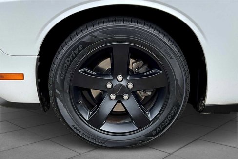 Used 2014 Dodge Challenger SXT image 10