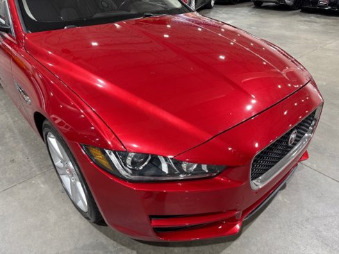 Used 2018 Jaguar XE Premium image 27