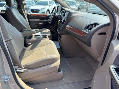 Used 2015 Chrysler Town & Country Touring image 19