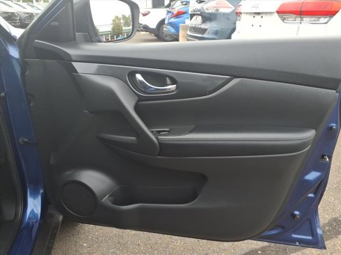 Used 2018 Nissan Rogue SV image 12