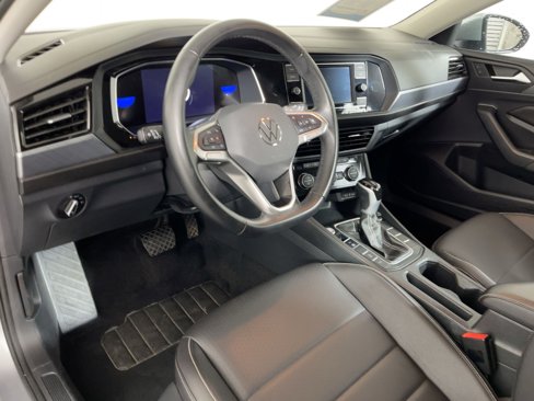 Used 2024 Volkswagen Jetta SE image 3