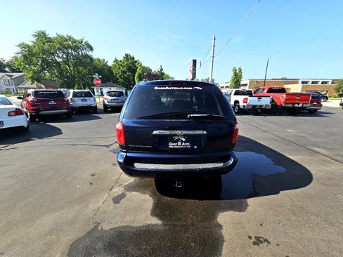 Used 2006 Chrysler Town & Country w/ Popular Equipment Group I image 9
