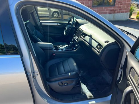 Used 2011 Volkswagen Touareg Sport image 13
