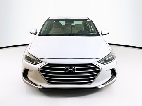 Used 2017 Hyundai Elantra SE image 2