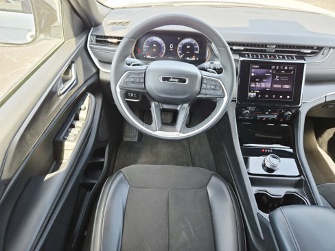 Used 2024 Jeep Grand Cherokee Altitude image 12