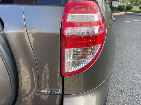 Used 2011 Toyota RAV4 4WD image 17