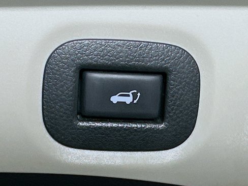 Used 2017 Nissan Rogue SV w/ SV Premium Package image 28