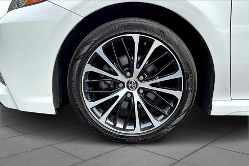 Certified 2018 Toyota Camry SE image 9