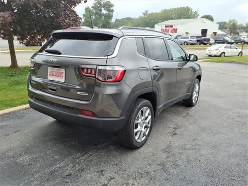 Used 2022 Jeep Compass Latitude image 23