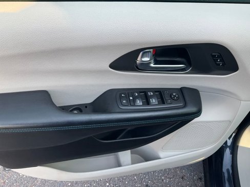 Used 2021 Chrysler Pacifica Touring-L image 16