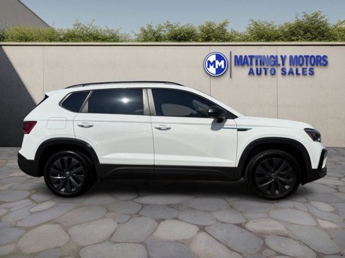 Used 2022 Volkswagen Taos S image 2