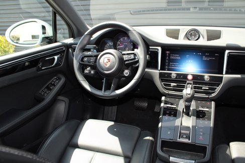 Certified 2024 Porsche Macan image 18