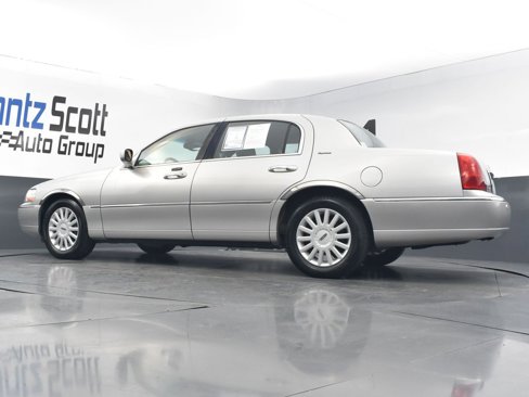 Used 2005 Lincoln Town Car Signature image 27