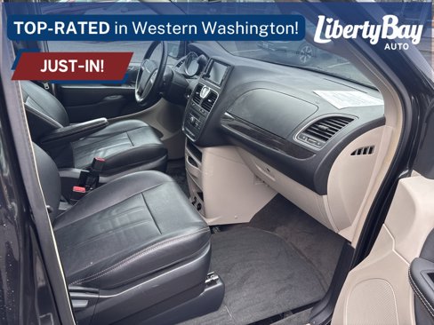 Used 2016 Chrysler Town & Country Touring image 9