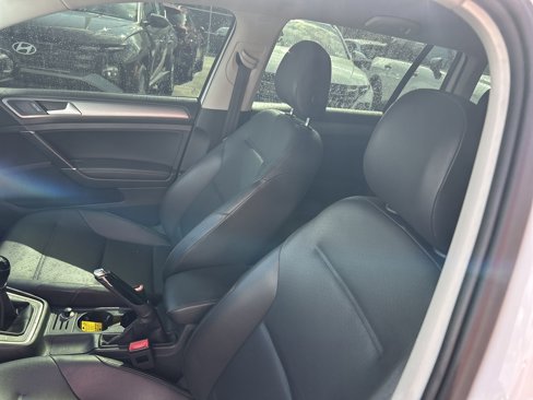 Used 2015 Volkswagen Golf S image 31