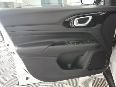 Used 2025 Jeep Compass Latitude w/ Altitude Special Edition image 26