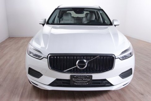 Used 2018 Volvo XC60 T5 Momentum w/ Vision Package image 2