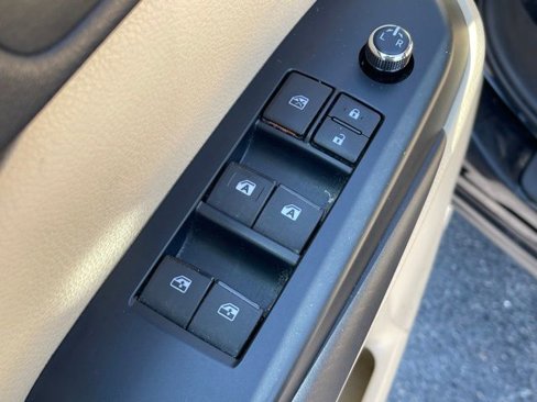Used 2019 Toyota Highlander XLE w/ Phone Cable & Charge Package image 14
