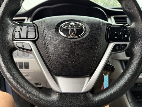 Used 2019 Toyota Highlander LE image 19