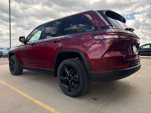 Used 2023 Jeep Grand Cherokee Limited w/ Black Appearance Package image 8