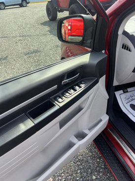 Used 2009 Dodge Grand Caravan SXT image 16