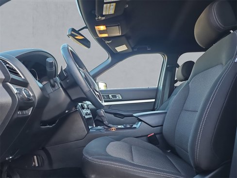 Used 2017 Ford Explorer XLT w/ Equipment Group 201A image 9