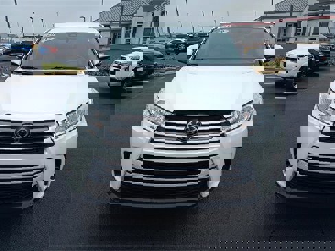 Used 2019 Toyota Highlander LE image 2