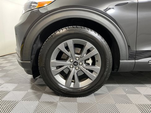 Used 2021 Ford Explorer XLT w/ Equipment Group 202A image 8