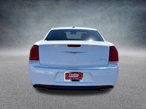 Used 2017 Chrysler 300 C image 5
