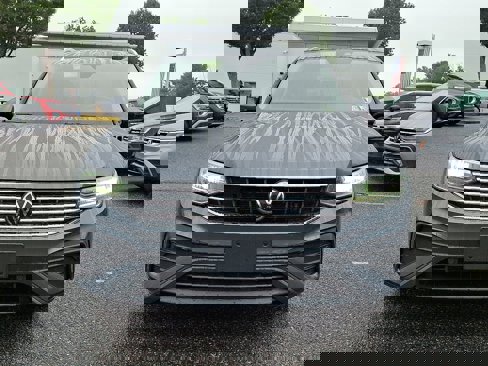 Used 2022 Volkswagen Tiguan SE image 2