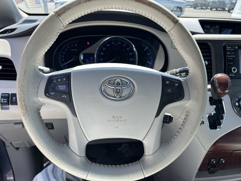 Used 2014 Toyota Sienna XLE image 14