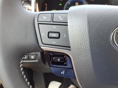 New 2025 Toyota Camry SE image 17