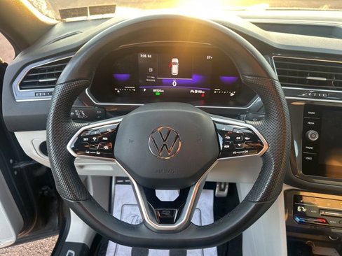 Used 2022 Volkswagen Tiguan SE R-Line image 12