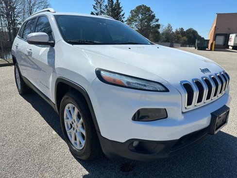 Used 2018 Jeep Cherokee Latitude Plus image 3