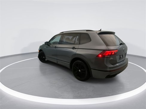 Used 2022 Volkswagen Tiguan SE R-Line image 2