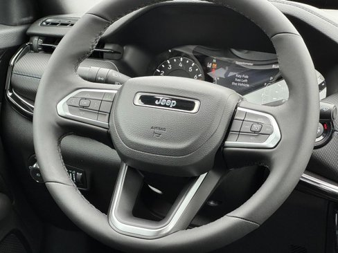 New 2025 Jeep Compass Latitude image 10