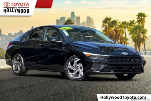 Used 2025 Hyundai Elantra SEL image 1
