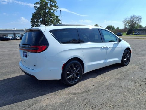 Used 2022 Chrysler Pacifica Touring-L w/ Uconnect Theater Family Group image 3