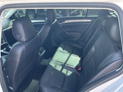 Used 2015 Volkswagen Golf S image 27