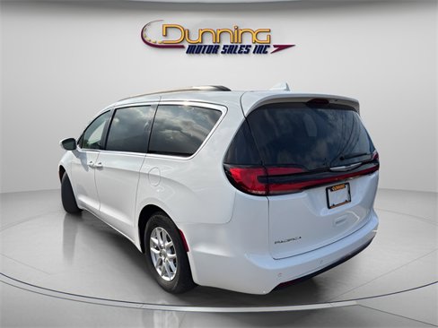 Used 2022 Chrysler Pacifica Touring-L image 2