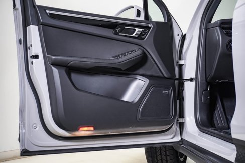 Certified 2025 Porsche Macan image 25