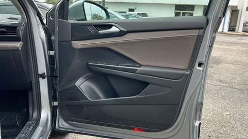 Used 2022 Volkswagen Taos SEL image 8
