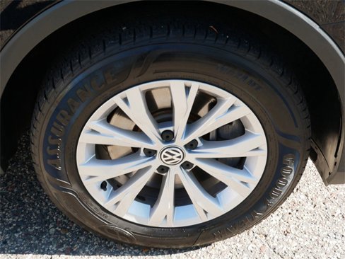 Used 2018 Volkswagen Tiguan SE w/ Panoramic Sunroof Package image 7
