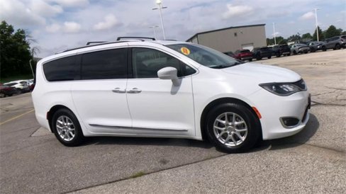 Used 2020 Chrysler Pacifica Touring-L image 4