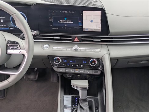 Used 2023 Hyundai Elantra SEL w/ Convenience Package image 16