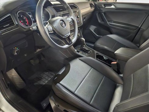 Used 2020 Volkswagen Tiguan SE w/ Panoramic Sunroof Package image 9