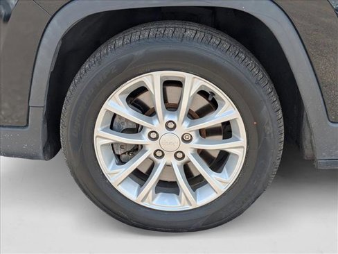 Used 2019 Jeep Cherokee Latitude w/ Popular Appearance Group image 22