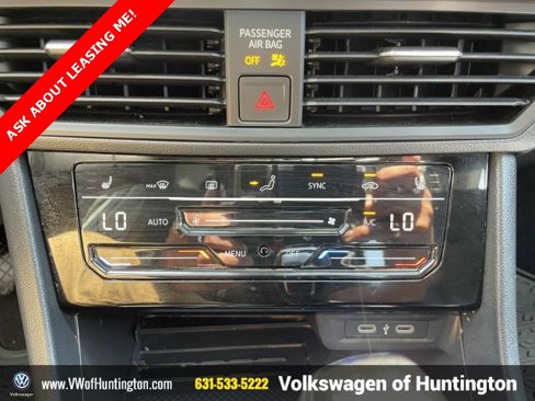 Certified 2025 Volkswagen Jetta SE w/ Sunroof Package image 27